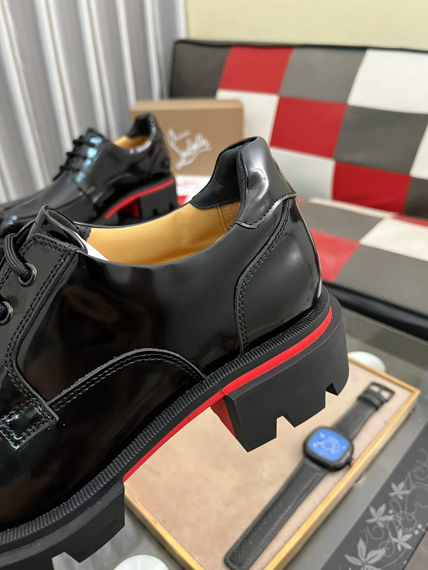 Men's shoes 💰820⌚️⌚️CL New formal leather shoes Christia* Loubouti* red-soled shoes GREGGO men's Oxford shoes Made of imported cowhide/glossy patent leather/stitched contrasting high silk suede. Three-section toe design. Iconic red outsole, the ultimate personalized shoe. Original color cowhide lining. Original Italian leather outsole; fine workmanship brings you a luxurious experience. With its neat silhouette and straightforwardness, GREGGO men's Oxford shoes are Oxford shoes born for city roaming. The elegant lines and classic silhouette exude eternal charm. The black patent leather material is exquisite and eye-catching, adding a sense of luxury to the overall look. The slender toe design is full of elegance, and matched with closed shoelaces of the same color, the sophistication is invisible. The slim sole design provides the shoes with a light foot feel, elegant steps, and a refined and elegant look. Shows outstanding texture.  Standard leather shoe size: 38-44